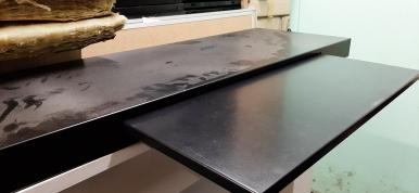 Photo détaillant le don étagère avec tablette intégrée pour armoire haute steelcase