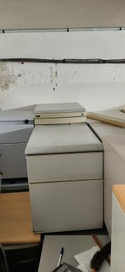 Photo détaillant le don don de caissons de bureaux bas