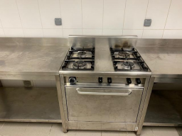 Photo détaillant le don Fourneau à 4 feux sur four à gaz.