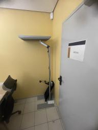 Photo détaillant le don Lot de 8 lampes sur pied non halogéne