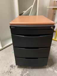 Photo détaillant le don petit meuble bas à roulette