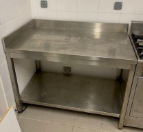 Photo détaillant le don Table inox.