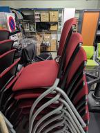 Photo détaillant le don 35 Chaises de salle de réunion avec accoudoirs