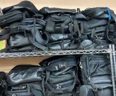 Photo détaillant le don 1 lot de 74 sacs à dos d'occasions DELL, HP