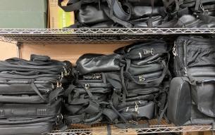 Photo détaillant le don 1 lot de 74 sacs à dos d'occasions DELL, HP